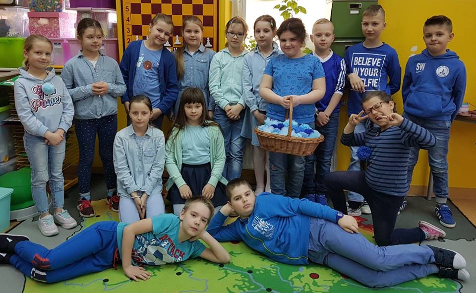 Dzieci z klasy "Odkrywacze" w Zagościńcu, i ich pompony