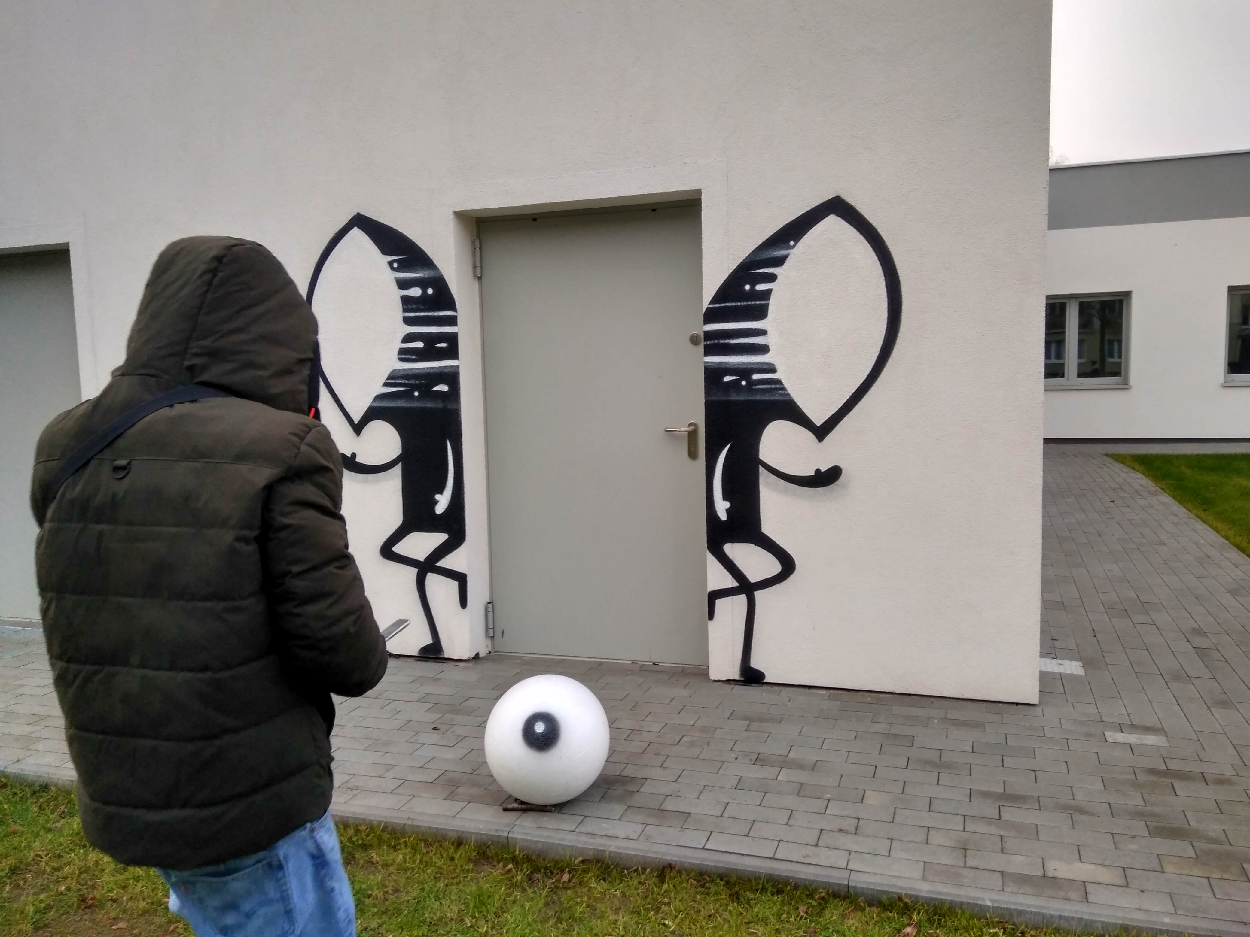 Noriaki przed gotowym graffiti. Fot. Fundacja Dom Autysty